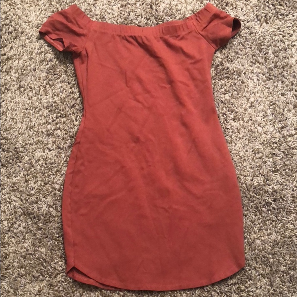 🌺 2/$20 or 3/$25 Body con off-shoulder dress